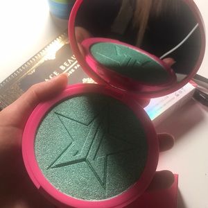 Jeffree Star skin frost in “mint condition”